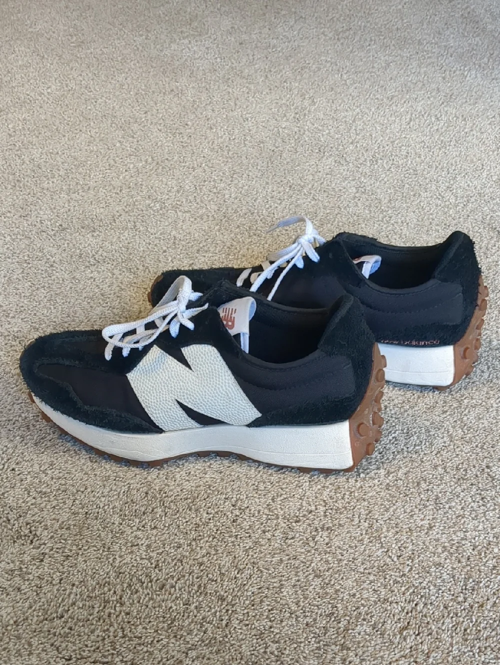 New Balance 327 Black And White Size 9 - Picture 2 of 9